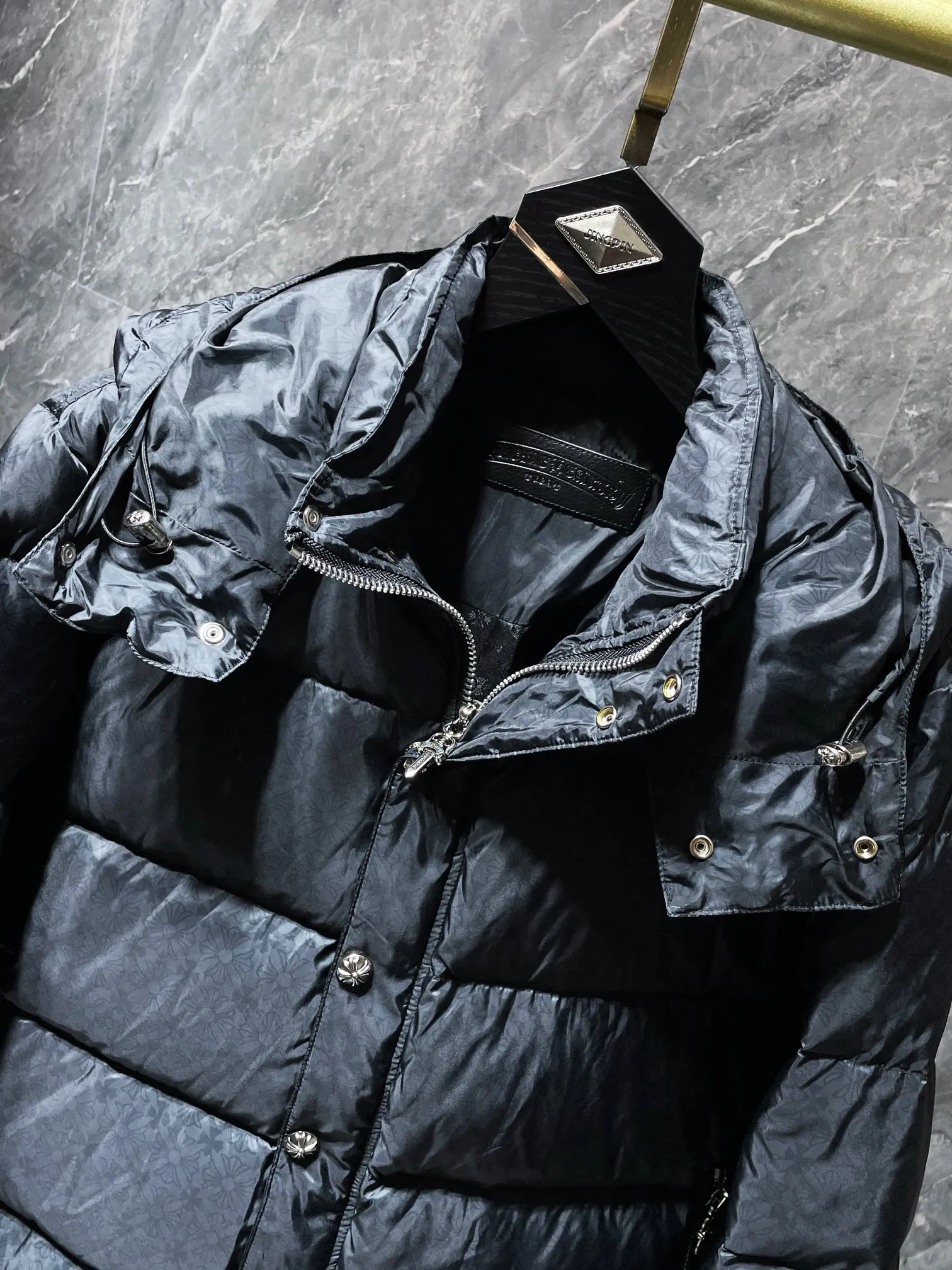 P700 Chrome Hearts ❄️Winter Down Jacket Series❄️ Chrome Hearts Dark Pattern Series Hooded Down Jacket is on sale simultaneously at the counter❤The hood is removable! The best Guangzhou national standard 90 velvet on the market! ! The world’s highest fluffiness of 900D! ! High standard and sufficient down filling! ! Exterior windproof and waterproof dark pattern custom fabric, interior high-grade dark pattern lining fabric to prevent lint, original hardware molding, exquisite craftsmanship details, casual or formal wear ✨ slim fit and not bloated Recommended color: Customized dark pattern flower series Code number: S, M, L, XL